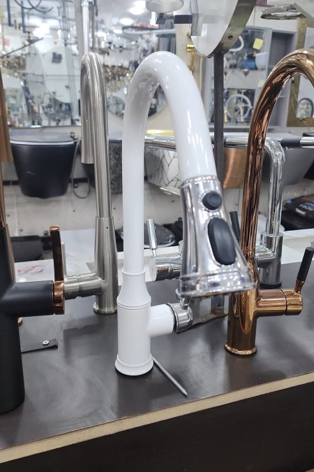 حنفية مطبخ أنيقة بلون أبيض وكروم